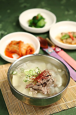 포토 JPG 그릇 접시 한식 음식 채소 젓가락 반찬 김치 수저 육류 사람없음 아웃포커스 숟가락 버섯 소고기 대접 브로콜리 무 국 대나무발 국물 파 실고추 소고기뭇국 국내포토 식기 식재료 고추 뿌리채소 촬영기법 파일형식