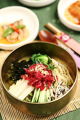 포토 JPG 그릇 접시 한식 음식 채소 젓가락 반찬 김치 오이 수저 육류 근접촬영 사람없음 아웃포커스 숟가락 버섯 소고기 회 대접 김 무 나물 비빔밥 대나무발 콩나물 시금치 육회 육회비빔밥 국내포토 식기 뷰포인트 식재료 뿌리채소 촬영기법 생고기 해조류 파일형식