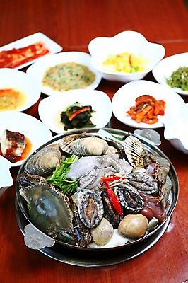 포토 JPG 그릇 접시 한식 음식 채소 반찬 조개 김치 새우 사람없음 아웃포커스 해물요리 꽃게 게 가스레인지 냄비 전 해산물 탕 부침개 전복 가리비 낙지 해물탕 미나리 낙지전골 국내포토 식기 어패류 연체동물 촬영기법 갑각류 수중동물 가전제품 레인지 솥 전골 파일형식