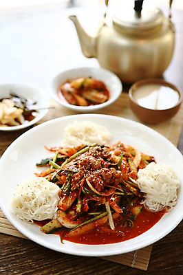 포토 JPG 그릇 접시 한식 음식 채소 술잔 주전자 반찬 양파 오이 잔 근접촬영 사람없음 아웃포커스 컵 당근 면류 면 골뱅이 안주 국수 대나무발 무침 막걸리 골뱅이무침 동동주 소면 오이김치 국내포토 식기 뷰포인트 주방용품 어패류 김치 뿌리채소 주류 촬영기법 파일형식