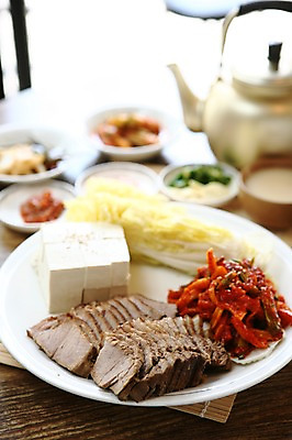 포토 JPG 그릇 접시 한식 채소 술잔 반찬 김치 육류 돼지고기 근접촬영 사람없음 아웃포커스 배추 쌈 두부 보쌈 막걸리 동동주 무생절이 수육 양은주전자 국내포토 식기 음식 뷰포인트 식재료 주전자 잔 주류 촬영기법 파일형식