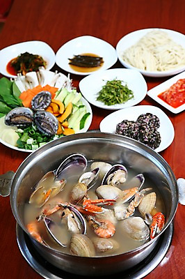 포토 JPG 그릇 접시 음식 채소 호박 밥 반찬 조개 김치 새우 사람없음 아웃포커스 버섯 당근 해물요리 꽃게 게 가스레인지 냄비 해산물 청경채 전복 파 주먹밥 샤브샤브 칼국수 해물샤브샤브 일본음식 국내포토 식기 한식 어패류 뿌리채소 촬영기법 갑각류 가전제품 레인지 솥 국수 파일형식