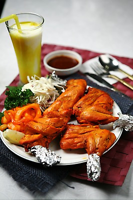 포토 JPG 그릇 접시 음료 음식 포크 채소 양파 잔 파슬리 빨대 사람없음 아웃포커스 컵 숟가락 치킨 닭고기 주스 샐러드 닭 나이프 레몬 은박지 닭다리 인도음식 동남아음식 국내포토 식기 과일 조류 촬영기법 수저 육류 칼 닭고기요리 동양음식 파일형식