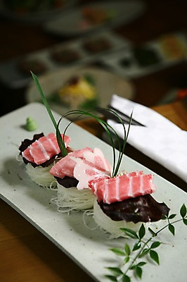 포토 JPG 그릇 접시 음식 젓가락 나뭇잎 어류 근접촬영 사람없음 아웃포커스 장식 초밥 생선회 회 고추냉이 머스터드 냅킨 일본음식 국내포토 식기 뷰포인트 잎 촬영기법 수저 수중동물 양념 소스_음식 파일형식