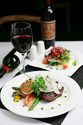 포토 JPG 그릇 접시 음식 토마토 채소 와인잔 호박 양파 잔 서양음식 마늘 육류 스테이크 사람없음 아웃포커스 장식 컵 와인 버섯 샐러드 병 와인병 아스파라거스 국내포토 식기 술잔 식재료 병_용기 주류 촬영기법 파일형식