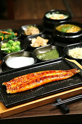 포토 JPG 한식 반찬 사람없음 아웃포커스 장어 뚝배기 생선요리 철판 생선구이 한정식 장어구이 국내포토 음식 촬영기법 어류 구이 정식 파일형식 수중동물 동물