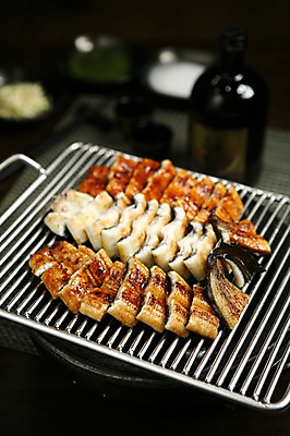 포토 JPG 음식 술병 어류 근접촬영 사람없음 아웃포커스 그릴 병 구이 장어 생선요리 불판 장어구이 일본음식 국내포토 식기 뷰포인트 주방용품 병_용기 주류 촬영기법 수중동물 파일형식