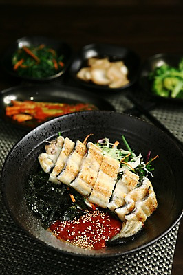 포토 JPG 그릇 접시 음식 채소 젓가락 반찬 어류 근접촬영 사람없음 아웃포커스 대접 양념 고추장 김 장어 덮밥 생선요리 깨 돈부리 장어덮밥 일본음식 국내포토 식기 뷰포인트 식재료 촬영기법 수저 수중동물 조미료 해조류 파일형식