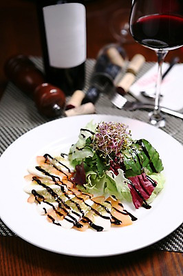 포토 JPG 그릇 접시 음식 포크 토마토 채소 와인잔 잔 치즈 서양음식 근접촬영 사람없음 아웃포커스 장식 컵 새싹 와인 숟가락 샐러드 병 와인병 코르크 카프레제 국내포토 식물 식기 뷰포인트 술잔 병_용기 유제품 주류 촬영기법 수저 파일형식