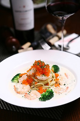 포토 JPG 그릇 접시 음식 포크 채소 와인잔 잔 새우 파스타 서양음식 스파게티 근접촬영 사람없음 아웃포커스 컵 와인 숟가락 면류 면 병 브로콜리 와인병 코르크 날치알 크림스파게티 크림소스파스타 국내포토 식기 뷰포인트 술잔 병_용기 주류 촬영기법 수저 갑각류 알 파일형식