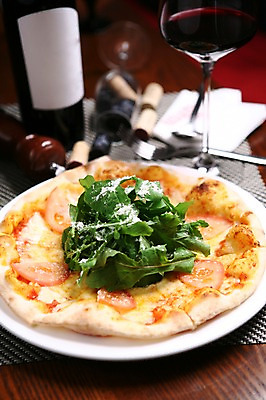 포토 JPG 그릇 접시 음식 포크 토마토 채소 와인잔 잔 피자 서양음식 근접촬영 사람없음 아웃포커스 컵 와인 숟가락 병 와인병 양념통 토핑 코르크 화덕피자 국내포토 식기 뷰포인트 술잔 병_용기 주류 패스트푸드 촬영기법 수저 통 양념 파일형식