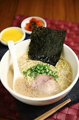 포토 JPG 그릇 접시 음식 채소 젓가락 반찬 김치 육류 근접촬영 사람없음 아웃포커스 숟가락 대접 라멘 라면 면류 면 양념 김 깍두기 단무지 파 일본음식 차슈 국내포토 식기 한식 뷰포인트 식재료 촬영기법 수저 돼지고기 해조류 파일형식