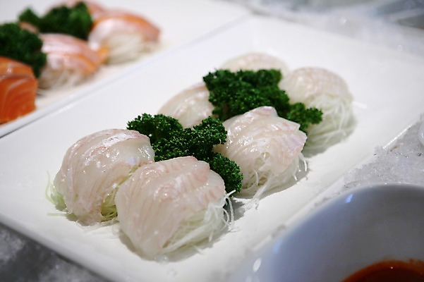 포토 JPG 그릇 접시 음식 채소 파슬리 어류 근접촬영 사람없음 아웃포커스 초밥 생선회 회 연어 연어회 일본음식 국내포토 식기 뷰포인트 촬영기법 수중동물 파일형식