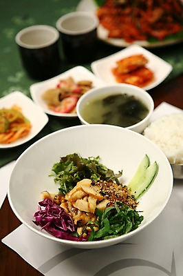 포토 JPG 그릇 접시 한식 음식 채소 밥 반찬 김치 오이 잔 사람없음 아웃포커스 컵 대접 어묵 상추 양배추 국 깻잎 비빔밥 공기밥 미역국 국내포토 식기 촬영기법 파일형식