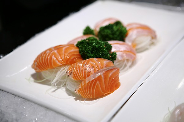 포토 JPG 그릇 접시 음식 채소 파슬리 어류 근접촬영 사람없음 아웃포커스 초밥 생선회 회 연어 연어회 일본음식 국내포토 식기 뷰포인트 촬영기법 수중동물 파일형식