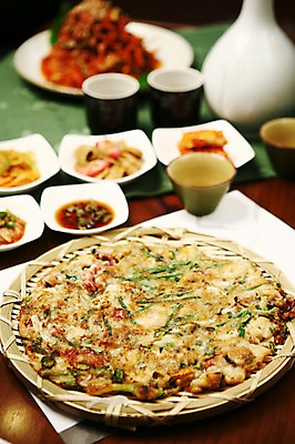 포토 JPG 그릇 접시 한식 음식 반찬 술병 김치 잔 사람없음 아웃포커스 컵 광주리 병 어묵 전 안주 부침개 파전 해물파전 국내포토 식기 병_용기 주류 촬영기법 바구니 파일형식