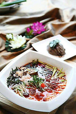 포토 JPG 그릇 접시 한식 채소 오이 사람없음 아웃포커스 얼음 해물요리 면류 해산물 무순 전복 미나리 개불 물회 국내포토 자연요소 식기 음식 어패류 촬영기법 해물 새싹채소 파일형식