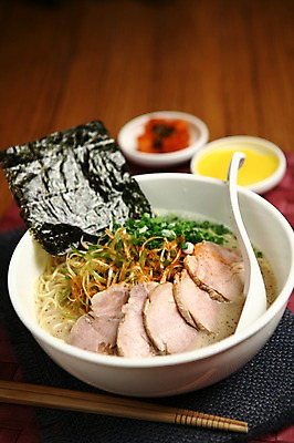 포토 JPG 그릇 접시 음식 채소 젓가락 김치 육류 근접촬영 사람없음 아웃포커스 숟가락 대접 라멘 라면 면류 면 김 단무지 파 파무침 일본음식 차슈 국내포토 식기 한식 뷰포인트 식재료 촬영기법 수저 돼지고기 해조류 무침 파일형식