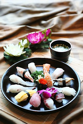 포토 JPG 그릇 접시 꽃 음식 새우 어류 사람없음 아웃포커스 장식 계란 초밥 생선초밥 국 대나무발 날치알 계란초밥 마끼 새우초밥 일본음식 국내포토 식물 식기 촬영기법 갑각류 알 수중동물 파일형식