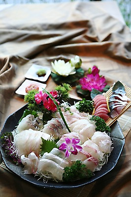 포토 JPG 그릇 접시 꽃 음식 파슬리 어류 사람없음 아웃포커스 장식 초밥 생선회 회 대나무발 일본음식 국내포토 식물 식기 채소 촬영기법 수중동물 파일형식