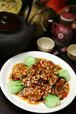 포토 JPG 그릇 접시 음식 채소 술잔 젓가락 주전자 가지 술병 잔 사람없음 아웃포커스 컵 중식 병 볶음 청경채 가지볶음 국내포토 식기 주방용품 병_용기 주류 촬영기법 수저 파일형식