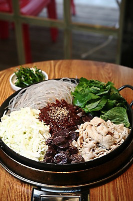 포토 JPG 그릇 접시 한식 음식 채소 식탁 탁자 사람없음 아웃포커스 양념 고추장 냄비 양배추 볶음 깻잎 깨 부추 순대 곱창 곱창볶음 당면 부추무침 순대볶음 국내포토 식기 가구 식재료 촬영기법 육류 조미료 솥 무침 파일형식