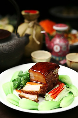 포토 JPG 그릇 접시 음식 채소 술잔 고추 검은배경 술병 육류 돼지고기 근접촬영 사람없음 아웃포커스 중식 청경채 동파육 삼겹찜 국내포토 식기 뷰포인트 백그라운드 식재료 병_용기 잔 주류 촬영기법 검은색 파일형식