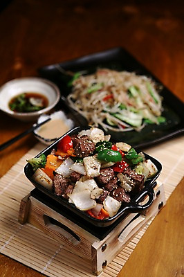 포토 JPG 그릇 접시 음식 채소 젓가락 양파 피망 육류 사람없음 아웃포커스 당근 볶음 철판 깨 대나무발 고기볶음 일본음식 국내포토 식기 식재료 뿌리채소 촬영기법 수저 조미료 파일형식