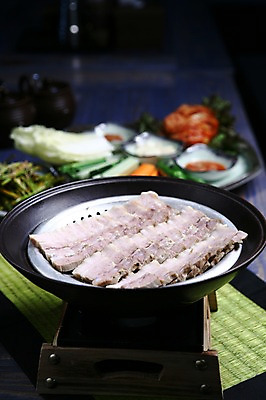 포토 JPG 그릇 접시 한식 채소 고추 검은배경 김치 오이 마늘 돼지고기 사람없음 아웃포커스 당근 냄비 배추 보쌈 쌈장 찜기 부추무침 수육 쌈채소 국내포토 식기 음식 백그라운드 주방용품 뿌리채소 촬영기법 육류 검은색 양념 솥 무침 파일형식