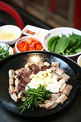 포토 JPG 그릇 접시 한식 음식 채소 반찬 양파 김치 감자 떡 마늘 육류 근접촬영 사람없음 아웃포커스 내장 장기 깍두기 구이 쌈 철판 깻잎 쌈장 부추 곱창 막창 콩나물국 국내포토 식기 뷰포인트 신체 식재료 촬영기법 양념 국물 파일형식