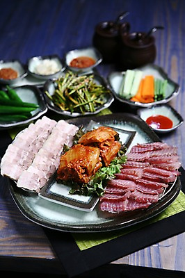 포토 JPG 그릇 접시 한식 채소 고추 반찬 김치 오이 마늘 육류 돼지고기 사람없음 아웃포커스 당근 상추 쌈장 부추무침 삼합 수육 초고추장 홍어 홍어회 홍탁삼합 마늘종 국내포토 식기 음식 줄기 식재료 뿌리채소 촬영기법 어류 회 양념 무침 파일형식