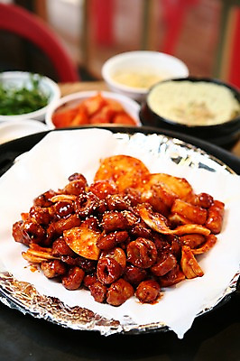 포토 JPG 그릇 접시 한식 음식 채소 반찬 양파 김치 떡 육류 근접촬영 사람없음 아웃포커스 내장 양념 장기 깍두기 뚝배기 매움 깨 곱창 계란찜 막창 국내포토 식기 뷰포인트 신체 식재료 촬영기법 조미료 맛 계란요리 찜 파일형식