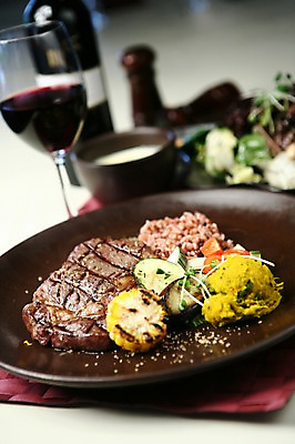 포토 JPG 그릇 접시 음식 채소 와인잔 방울토마토 호박 밥 잔 서양음식 육류 옥수수 스테이크 근접촬영 사람없음 아웃포커스 컵 와인 샐러드 병 구이 와인병 양념통 무순 국내포토 식기 뷰포인트 토마토 술잔 식재료 병_용기 곡류 주류 촬영기법 통 양념 새싹채소 파일형식