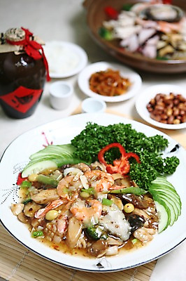 포토 JPG 그릇 접시 음식 채소 술잔 술병 피망 오이 잔 새우 파슬리 사람없음 아웃포커스 장식 컵 중식 병 볶음 은행열매 국내포토 식기 열매 병_용기 주류 촬영기법 갑각류 파일형식