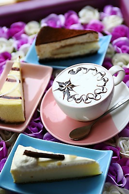 포토 JPG 그릇 접시 커피 음료 음식 빵 무늬 디저트 잔 사람없음 아웃포커스 장식 컵 케이크 초콜릿 숟가락 빵집 조각케이크 찻잔 티스푼 컵받침 바리스타 라떼 라떼아트 국내포토 직업 식기 촬영기법 수저 상점 받침대 그림 파일형식