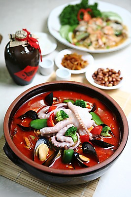 포토 JPG 그릇 접시 채소 술잔 반찬 술병 사람없음 아웃포커스 중식 해물요리 해산물 뚝배기 홍합 대나무발 짬뽕 낙지 해물짬뽕 국내포토 식기 음식 병_용기 어패류 잔 연체동물 주류 촬영기법 수중동물 파일형식