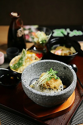 포토 JPG 그릇 접시 음식 채소 밥 사람없음 아웃포커스 튀김 병 뚝배기 우동 무순 날치알 냄비받침 날치알밥 알밥 일본음식 국내포토 식기 촬영기법 알 면류 받침대 새싹채소 파일형식