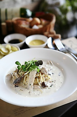 포토 JPG 그릇 접시 음식 빵 포크 채소 파스타 서양음식 스파게티 근접촬영 사람없음 아웃포커스 바구니 숟가락 버섯 면류 면 나이프 피클 크림스파게티 크림소스파스타 국내포토 식기 뷰포인트 촬영기법 수저 칼 절임 파일형식