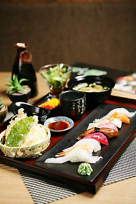 포토 JPG 그릇 접시 음식 잔 새우 어류 사람없음 아웃포커스 컵 초밥 튀김 대접 고추냉이 머스터드 생선초밥 단무지 간장 우동 일본음식 국내포토 식기 촬영기법 갑각류 수중동물 면류 양념 소스_음식 파일형식