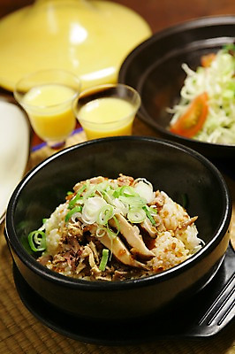 포토 JPG 그릇 한식 음식 채소 밥 잔 육류 근접촬영 사람없음 아웃포커스 컵 버섯 뚝배기 덮밥 파 불고기 냄비받침 불고기덮밥 국내포토 식기 뷰포인트 식재료 촬영기법 받침대 파일형식