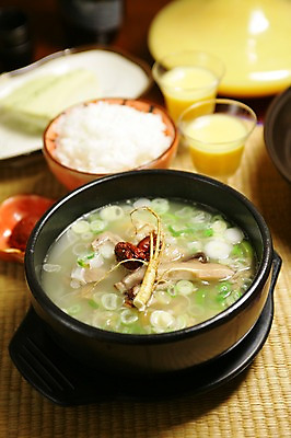 포토 JPG 그릇 접시 한식 음식 채소 잔 사람없음 아웃포커스 컵 버섯 인삼 뚝배기 대추 파 갈비탕 공기밥 국내포토 식기 밥 촬영기법 삼 탕 파일형식