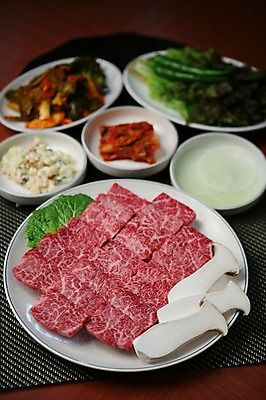 포토 JPG 그릇 접시 채소 식재료 고추 반찬 김치 생고기 육류 옥수수 사람없음 아웃포커스 버섯 소고기 상추 무 배추 쌈 콘샐러드 국내포토 식기 한식 음식 곡류 뿌리채소 촬영기법 샐러드 파일형식