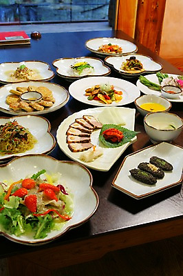 포토 JPG 그릇 접시 한식 채소 식탁 탁자 돼지고기 사람없음 무 상차림 전 깻잎 부침개 물김치 한정식 백김치 과일샐러드 두릅 잡채 초고추장 한식당 호박죽 국내포토 식기 음식 가구 김치 뿌리채소 육류 식당 샐러드 양념 죽 정식 파일형식