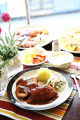 포토 JPG 그릇 접시 꽃 한식 음식 포크 채소 밥 김치 육류 사람없음 아웃포커스 숟가락 꽃병 샐러드 튀김 수프 돈가스 냅킨 양배추 단무지 양념통 국내포토 식물 식기 식재료 촬영기법 수저 통 양념 커틀릿 파일형식