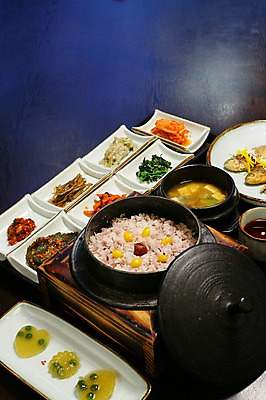 포토 JPG 그릇 접시 한식 음식 밥 반찬 김치 어류 사람없음 뚜껑 솥 냄비 뚝배기 나물 깻잎 대추 생선구이 정식 한정식 무말랭이 솥뚜껑 영양밥 우엉조림 젓갈 은행열매 국내포토 식기 열매 채소 주방용품 수중동물 구이 생선요리 조림 파일형식