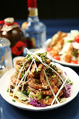 포토 JPG 그릇 접시 음식 채소 술병 새우 근접촬영 사람없음 아웃포커스 장식 중식 튀김 병 파 새우튀김 새우요리 국내포토 식기 뷰포인트 병_용기 주류 촬영기법 갑각류 파일형식