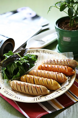 포토 JPG 식물 그릇 접시 화분 음식 포크 채소 서양음식 사람없음 아웃포커스 책 샐러드 소시지 잡지 냅킨 칼집 국내포토 식기 촬영기법 간행물 가공식품 파일형식