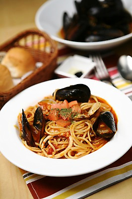 포토 JPG 그릇 접시 음식 빵 포크 조개 파스타 서양음식 스파게티 근접촬영 사람없음 아웃포커스 바구니 숟가락 해물요리 면류 면 해산물 오징어 냅킨 홍합 해물스파게티 해물파스타 홍합스파게티 국내포토 식기 뷰포인트 어패류 연체동물 촬영기법 수저 수중동물 파일형식