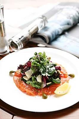 포토 JPG 그릇 접시 음식 채소 서양음식 어류 근접촬영 사람없음 아웃포커스 장식 책 샐러드 잡지 레몬 생선요리 양념통 연어 연어샐러드 국내포토 식기 뷰포인트 과일 촬영기법 통 간행물 수중동물 양념 파일형식