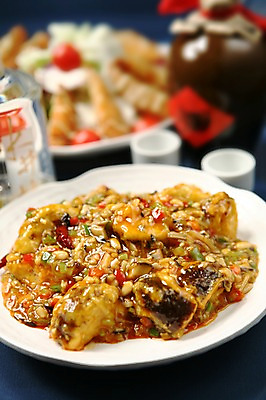 포토 JPG 그릇 접시 음식 술잔 술병 잔 근접촬영 사람없음 아웃포커스 컵 중식 병 볶음 국내포토 식기 뷰포인트 병_용기 주류 촬영기법 파일형식